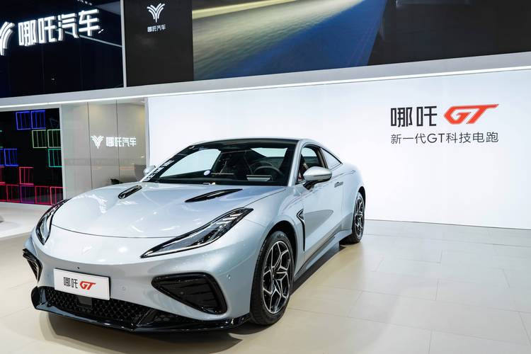 深圳300哪吒汽车在智能汽车领域的表现，领途汽车在新能源汽车市场中的影响力